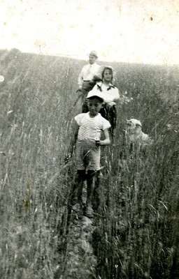 Obraz pod tytułem "W polu. Włodzimierz Nahorny (senior) z dziećmi"